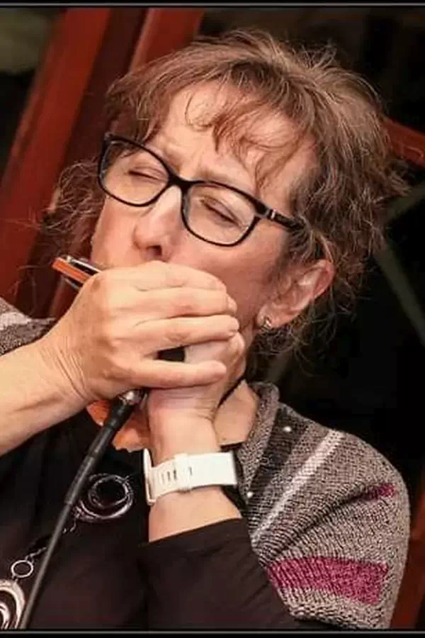Ahmed Ilse ahmed-Ilse-mit-mundharmonika-im-proberaum-1-verein-kreartiv-wiener-neustadt