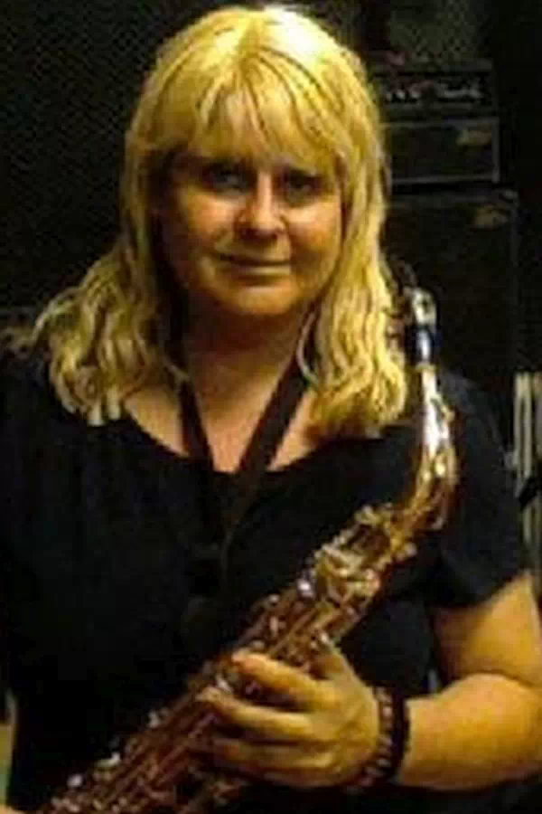 Blaschke Birgit blaschke-birgit-mit-saxophon-beim-verein-kreartiv-wiener-neustadt