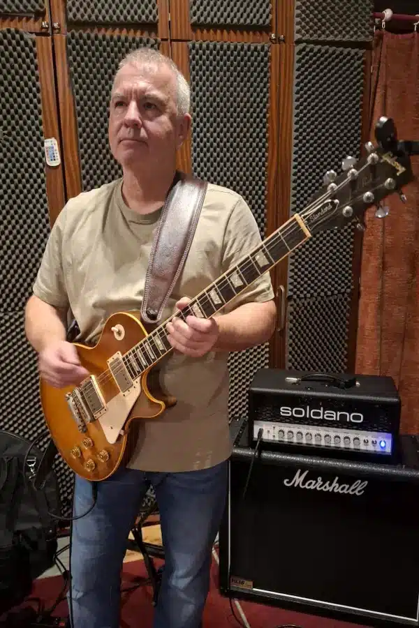 Kirchner Karl kirchner-karl-mit-gitarre-im-proberaum-1-verein-kreartiv-wiener-neustadt