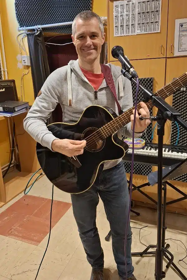 Pinter Marco pinter-marco-sänger-und-gitarrist-mit-gitarre-und-microphon-im-proberaum-2-verein-kreartiv-wiener-neustadt