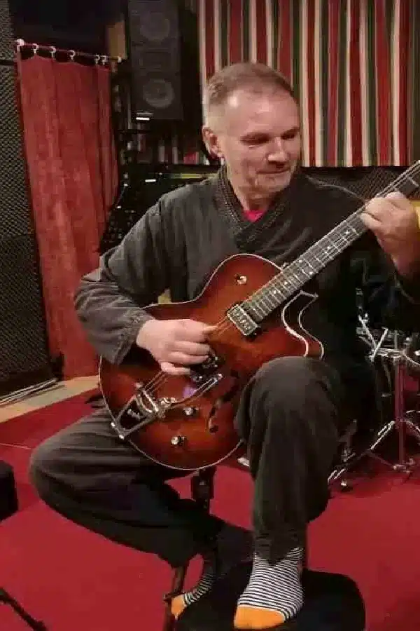 Rosen Gerhard rosen-gerhard-mit-gitarre-im-proberaum-1-verein-kreartiv-wiener-neustadt