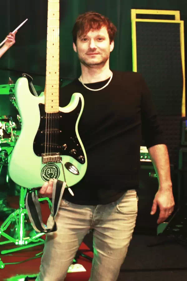 Schimmel Bernhard schimmel-bernhard-gitarrist-sänger-band-a-tiger-less-im-proberaum-2-verein kreartiv-wiener-neustadt