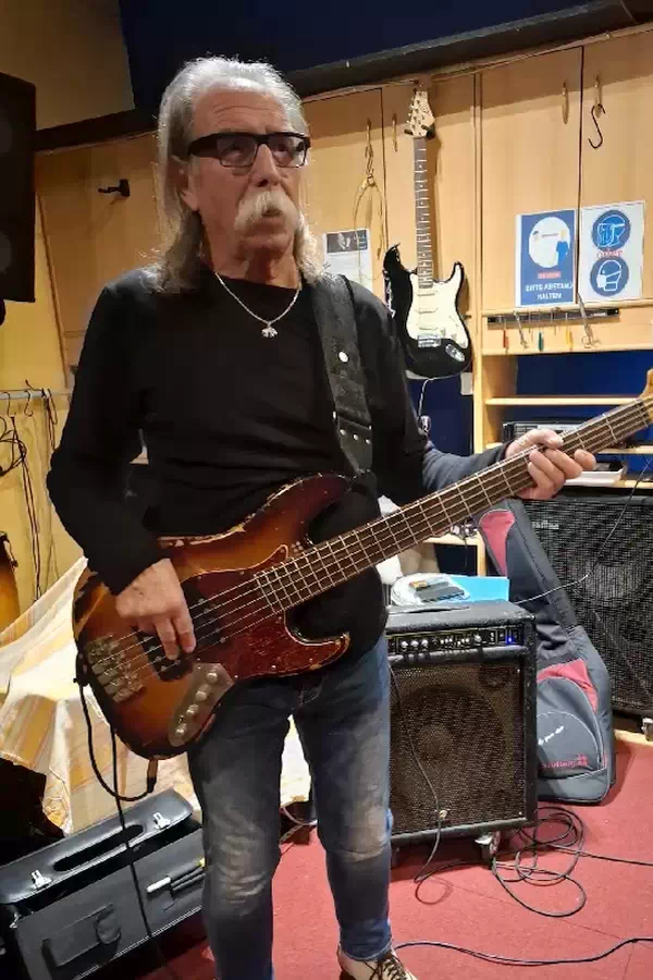 Hafner Robert hafner-robert-mit-bass-gitarre-im-proberaum-1-verein-kreartiv-wiener-neustadt